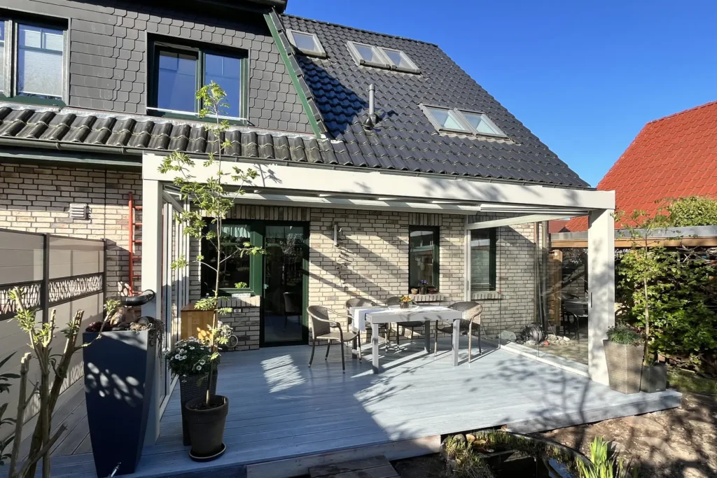 Terrassendach von Wipro und Markise von Weinor