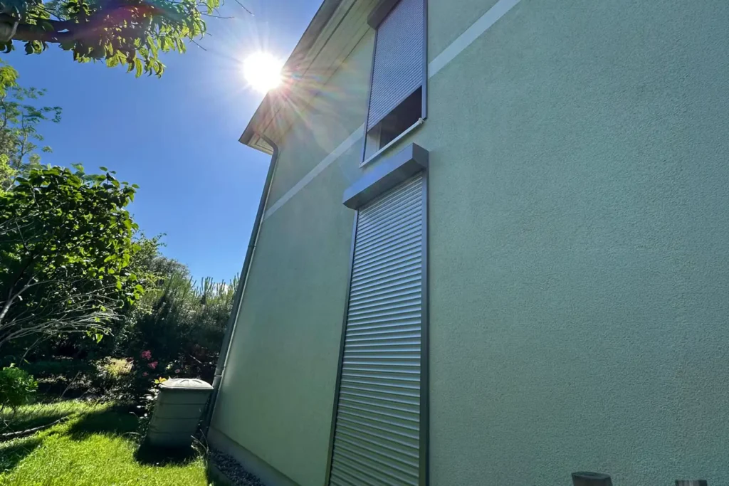 Ferienhaus komplett mit Rollläden ausgestattet