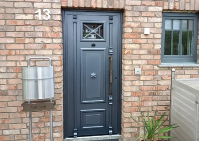 Haustür in Trend Grau mit Black Edition