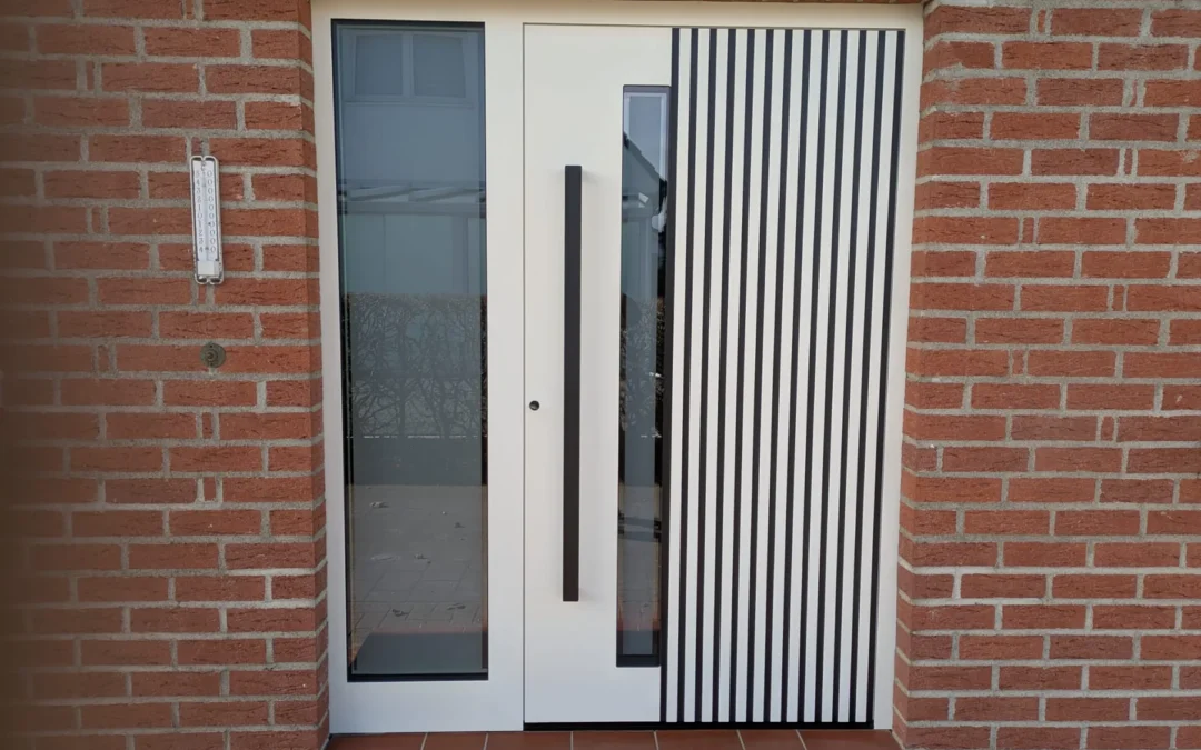 Haustür mit schwarzen Alu-Streifen