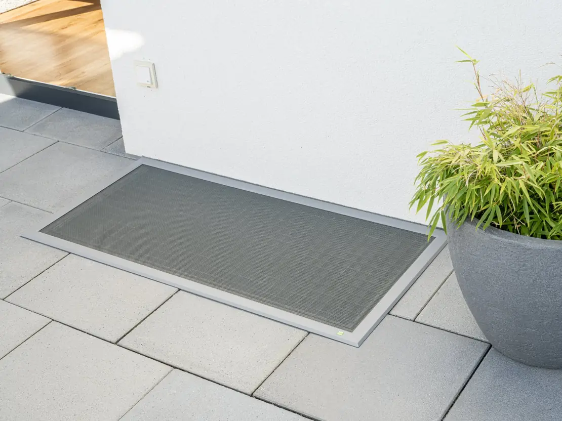 Lichtschachtabdeckung als Insektenschutz auf einer Terrasse