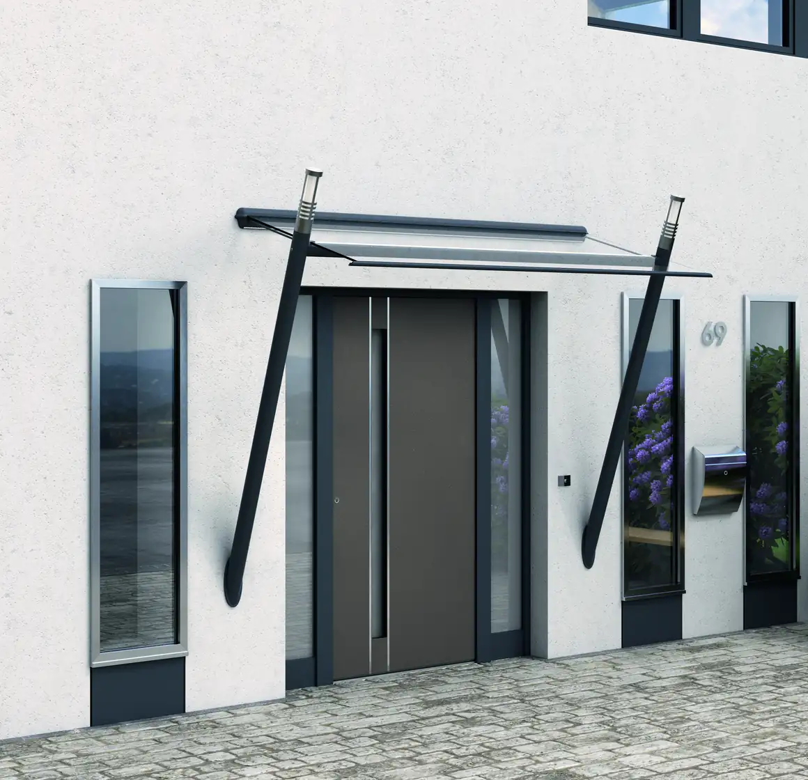 Haustür mit Glasvordach und Seitenteilen an einer weißen Fassade
