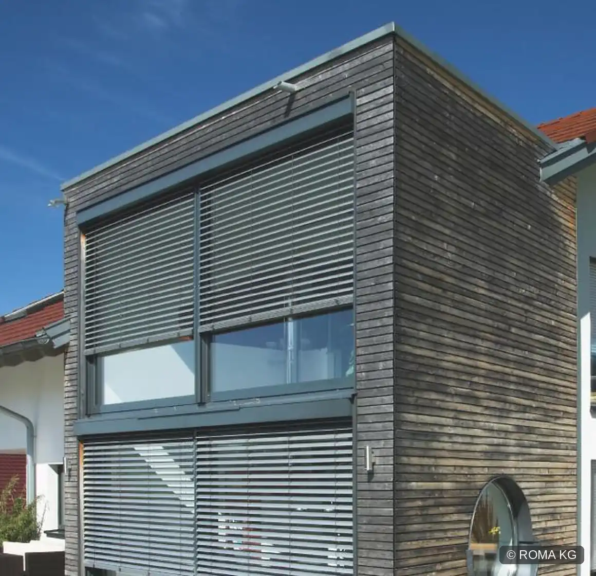 Raffstore an einer großen Fensterfront